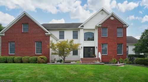 1 Hickory Ln, Green Brook, NJ 08812-1823