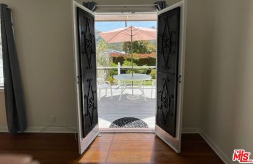 1318 Moncado Dr, Glendale CA  91207-1832 exterior