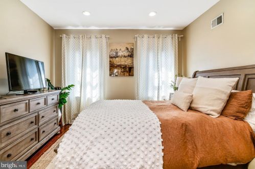 1029 Cleveland St, Philadelphia PA 19146-2648 exterior