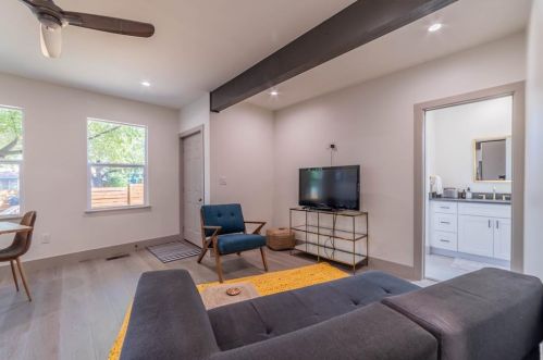 3007 14th 1/2 St, Austin, TX 78702-1601