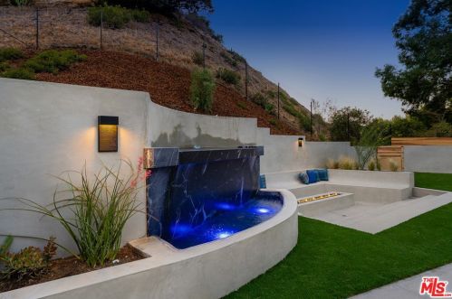 17137 Escalon Dr, Van Nuys CA  91436-4029 exterior