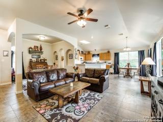 108 Oaklawn Dr, Floresville, TX 78114-3203