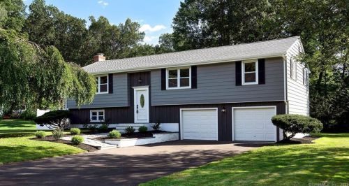 19 Mohawk Cir, Windsor CT  06095-2656 exterior