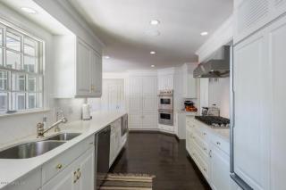2 Deer Ln, Greenwich CT  06830-3802 exterior