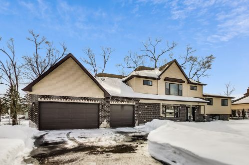 138 Hillside Ln, Willowbrook, IL 60527