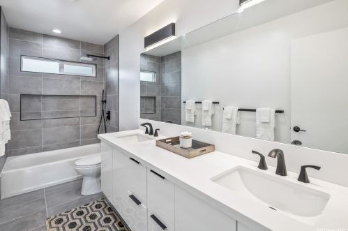 3033 Manoa Rd, Honolulu HI  96822-1503 exterior