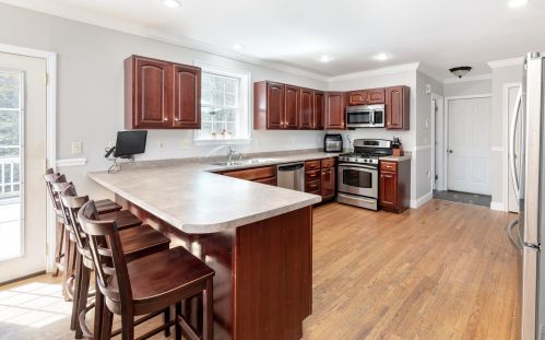 88 Fox Hollow Dr, Weare, NH 03281-4328