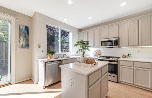 916 Oakes St, Palo Alto, CA 94303-2530