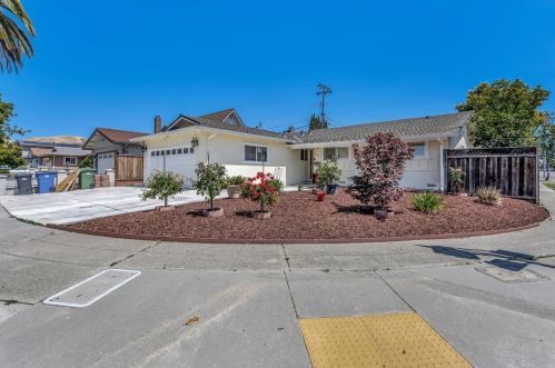 1286 Yosemite Dr, Milpitas, CA 95035-6425
