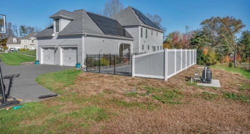 106 Northview Dr, Middletown CT  06457-1901 exterior