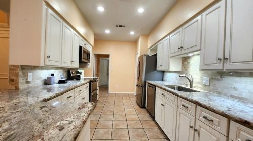 106 Hallmark Dr, Conroe, TX 77304-1385