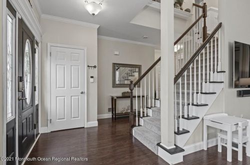 15 Ashleigh Dr, Hazlet, NJ 07730-1677