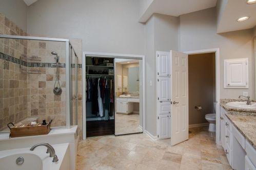 210 Wellington Rd, Irving TX 75063-7201 exterior