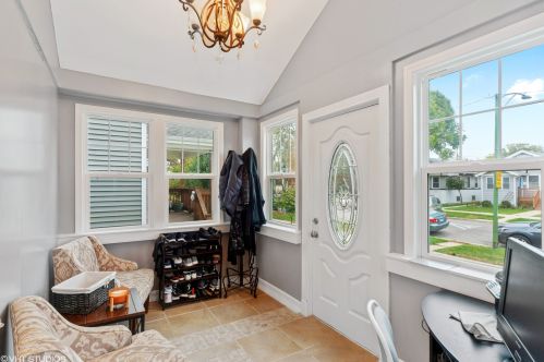 5535 Warwick Ave, Chicago, IL 60641-3230