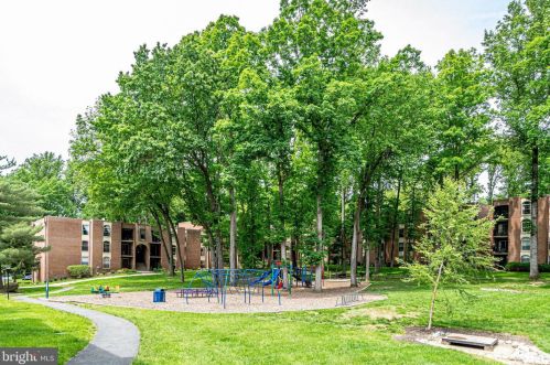 3302 Woodburn Village Dr, Annandale VA  22003-1246 exterior