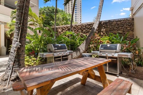 1720 Ala Moana Blvd, Honolulu HI  96815-1302 exterior