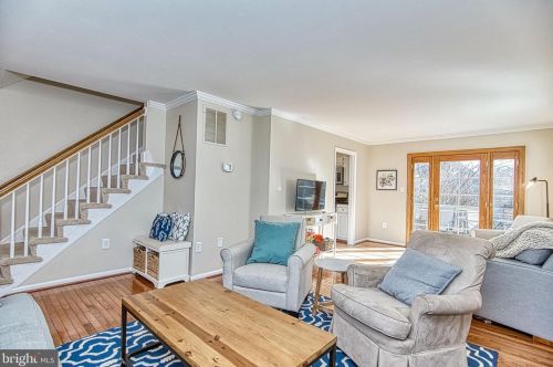 6413 Four Oaks Ln, Springfield, VA 22015-4024