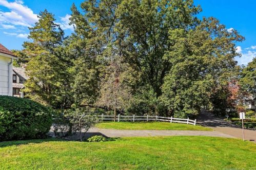 7 Glen Ct, Greenwich CT  06830-4505 exterior