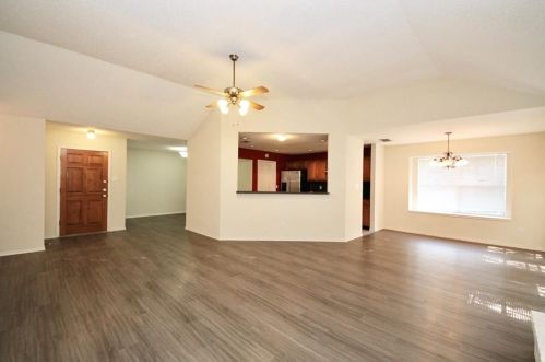 8009 Cahill Dr, Austin TX  78729-6441 exterior