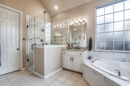 2561 Grn Oak Dr, Carrollton TX 75010-4221 exterior