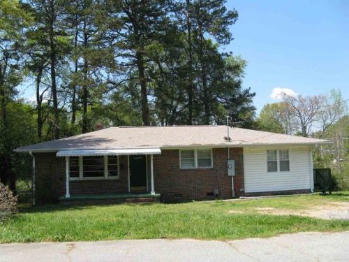 8 Shaw Dr, Williamston, SC 29697-2140