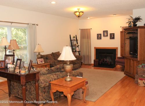 110 Richmond Ct, Holmdel Village, NJ 07733-2746