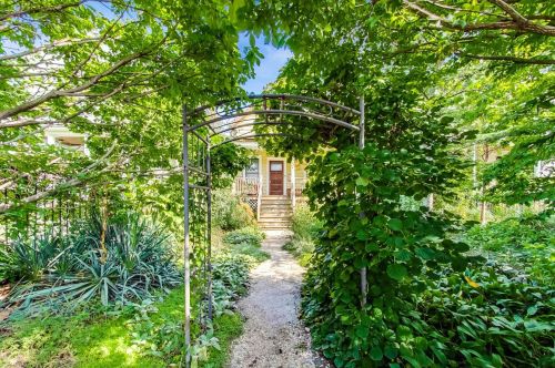 4879 Ravenswood Ave, Chicago, IL 60640-4409