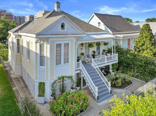 810 Winnie St, Galveston, TX 77550-5131