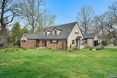 661 Sunderland Rd, Teaneck, NJ 07666-2022