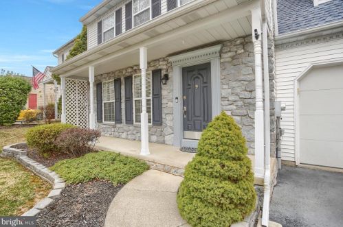 16 Mill Pond Dr, Lancaster PA  17603-7411 exterior