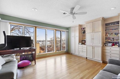 25 Yorkview Dr, Edgewater, NJ 07020-1554