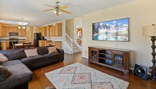 111 Rosewood Dr, Streamwood, IL 60107-1581