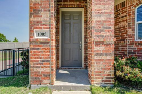 1005 Paradise Cv, Carrollton TX  75006-1547 exterior