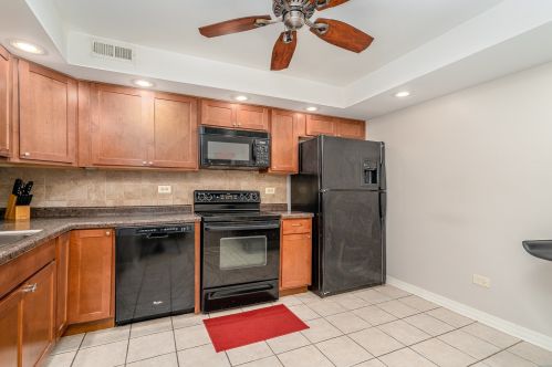 5525 Cromwell Ln, Oak Forest, IL 60452-1007