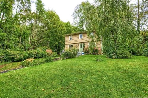 9 Meadow Dr, Gales Ferry, CT 06335-1815