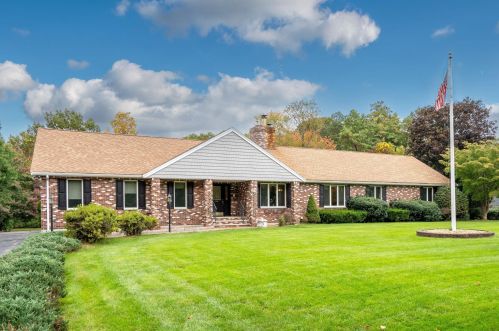 8 Maple Ave, Plaistow, NH 03865-2220