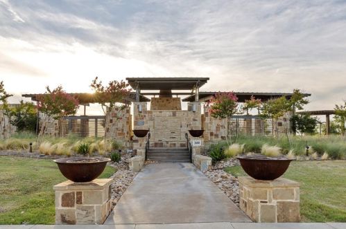 2253 Longwood Dr, Carrollton TX 75010-4912 exterior