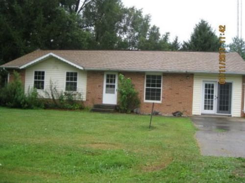 2 Maple St, Ashmore, IL 61912-9535