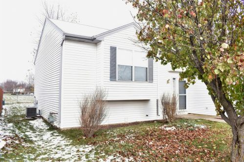 709 Casey Ln, Alden, IL 60033-7842