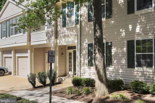 1300 Windleaf Dr, Herndon VA  20194-2053 exterior