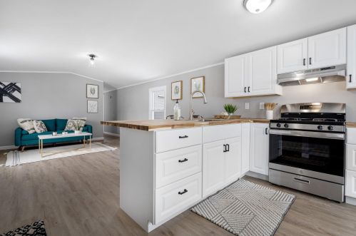 4 Mustang Ln, Londonderry, NH 03053-4404