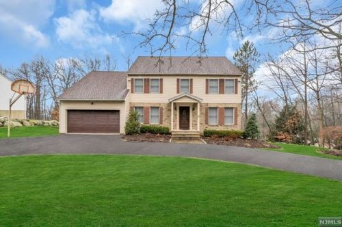 22 Malcolm Pl, Mahwah, NJ 07430-1921