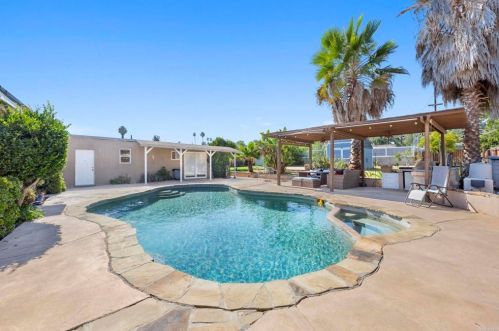 558 El Norte Pkwy, Escondido, CA 92026-2735