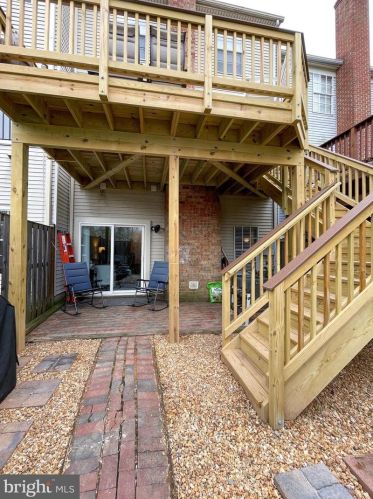 8816 Ridge Hollow Ct, Springfield VA  22152-1424 exterior