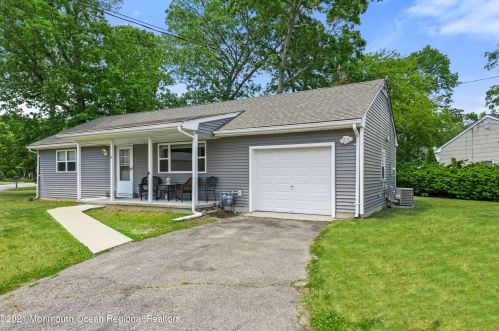 37 Bobwhite Ct, Lacey, NJ 08731-3619