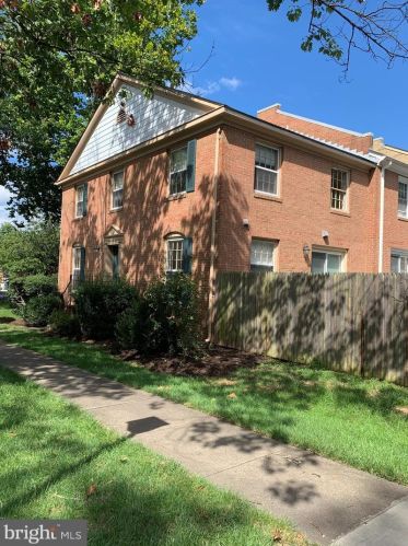 5253 Bradgen Ct, Springfield VA  22151-3505 exterior