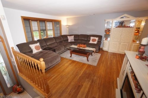160 Riverside Dr, Clark, NJ 07066-1527