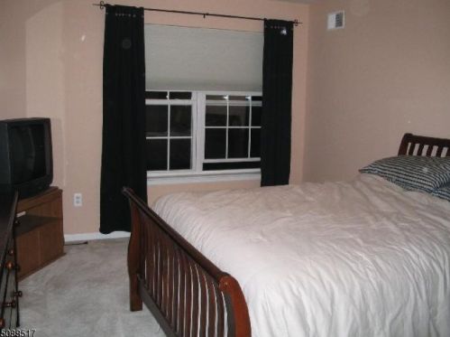 6 Crestview Ln, Mount Arlington, NJ 07856-1350