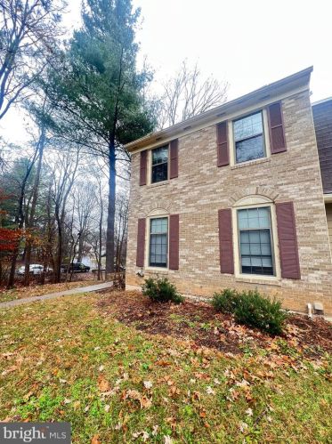 10230 Roberts Common Ln, Springfield VA  22015-2803 exterior