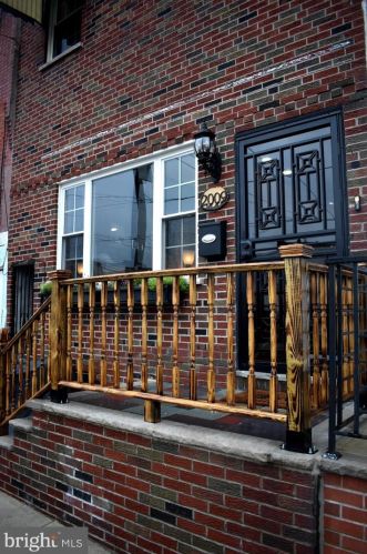 2009 9th St, Philadelphia, PA 19122-1305